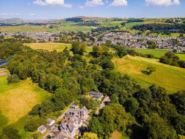İngiltere 'nin kuzeybatısında Cumbria' da bir bölge ve ulusal park olan Kendal Gölü 'nün havadan görünüşü