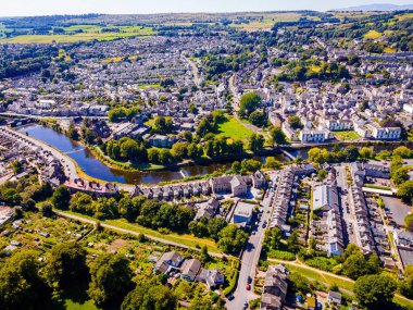 İngiltere 'nin kuzeybatısında Cumbria' da bir bölge ve ulusal park olan Kendal Gölü 'nün havadan görünüşü