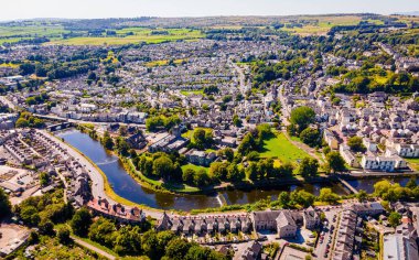 İngiltere 'nin kuzeybatısında Cumbria' da bir bölge ve ulusal park olan Kendal Gölü 'nün havadan görünüşü