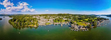 İngiltere 'nin kuzeybatısında Cumbria' da bir bölge ve ulusal park olan Lake District 'teki Bowness-on-Windermere' in hava manzarası.