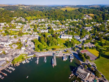 İngiltere 'nin kuzeybatısında Cumbria' da bir bölge ve ulusal park olan Lake District 'teki Bowness-on-Windermere' in hava manzarası.