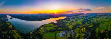 İngiltere 'nin kuzeybatısında Cumbria' da bir bölge ve ulusal park olan Windermere Gölü üzerinde günbatımı manzarası