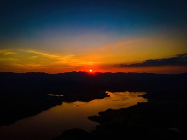 İngiltere 'nin kuzeybatısında Cumbria' da bir bölge ve ulusal park olan Windermere Gölü üzerinde günbatımı manzarası