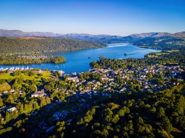 İngiltere 'nin kuzeybatısında Cumbria' da Windermere bölgesi, bir bölge ve ulusal park havadan görülebilir.