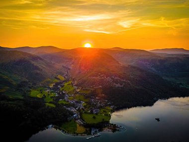 İngiltere 'nin kuzeybatısında Cumbria' da bir bölge ve ulusal park olan Ullswater Gölü üzerinde günbatımı manzarası