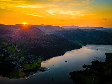 İngiltere 'nin kuzeybatısında Cumbria' da bir bölge ve ulusal park olan Ullswater Gölü üzerinde günbatımı manzarası