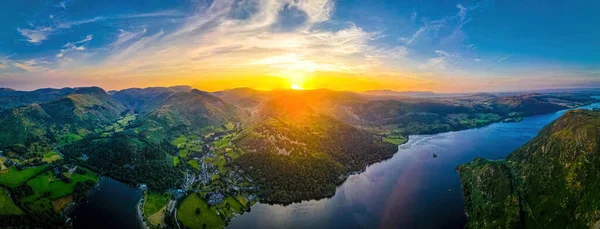 มมองทางอากาศของพระอาท ตกเหน อทะเลสาบ Ullswater ในเขตทะเลสาบ ภาคและอ ทยานแห งชาต Cumbria ในทางตะว — ภาพถ่ายสต็อก