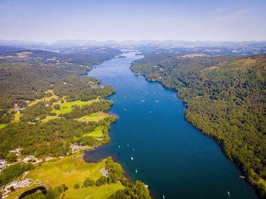 İngiltere 'nin kuzeybatısında Cumbria' da Windermere bölgesi, bir bölge ve ulusal park havadan görülebilir.