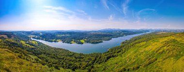 İngiltere 'nin kuzeybatısında Cumbria' da Windermere bölgesi, bir bölge ve ulusal park havadan görülebilir.