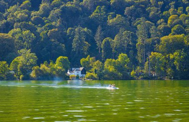 Wendermere Gölü yakınlarındaki Bowness-on-Windermere Gölü, Cumbria 'da bir bölge ve ulusal park, İngiltere' nin kuzeybatısında
