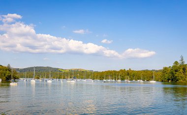 Wendermere Gölü yakınlarındaki Bowness-on-Windermere Gölü, Cumbria 'da bir bölge ve ulusal park, İngiltere' nin kuzeybatısında