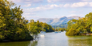 Wendermere Gölü yakınlarındaki Bowness-on-Windermere Gölü, Cumbria 'da bir bölge ve ulusal park, İngiltere' nin kuzeybatısında