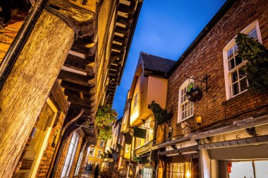 Shambles 'ın yılbaşı gecesi manzarası. York' ta tarihi bir cadde. Korunmuş ortaçağ ahşap çerçeveli binalar.