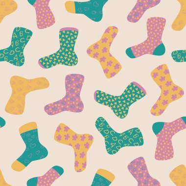 Çizgi film tarzında çorapları olan kusursuz bir vektör deseni. Çorap tasarımının farklı varyasyonları - harfler, noktalar, kalpler, üçgenler, çiçekler.