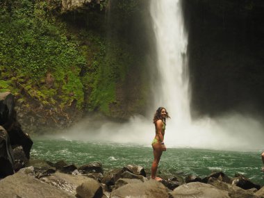 Costa Rica 'da ormanda yürüyüş yapan genç bir kadın.