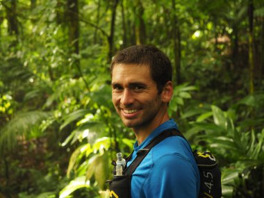 Kosta Rika 'da ormanda yürüyüş yapan genç adam.