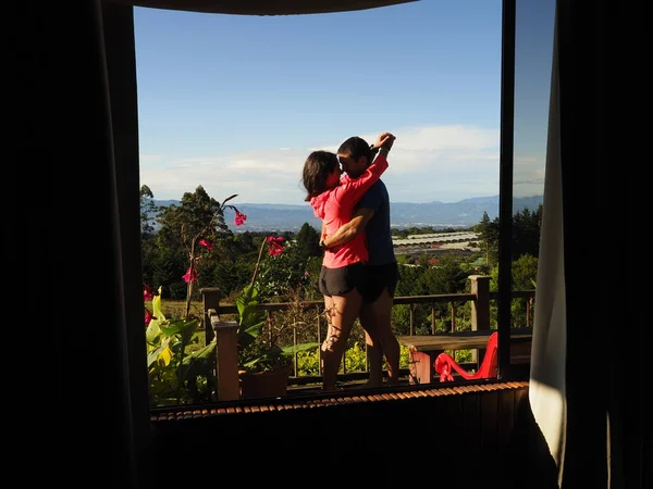 Junges Paar Mit Blick Auf Einen Garten Costa Rica — Stockfoto