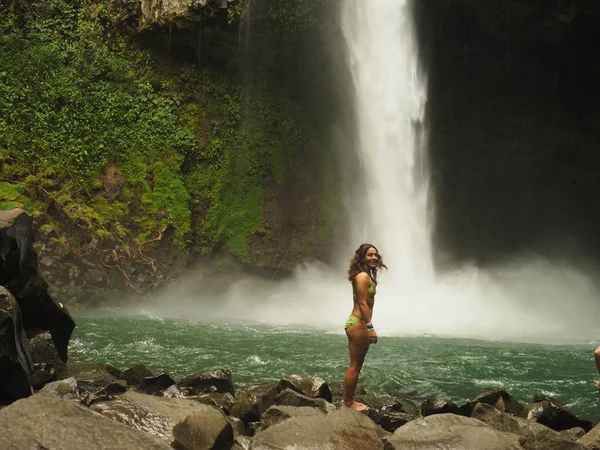 Junge Frau Wandert Dschungel Von Costa Rica — Stockfoto