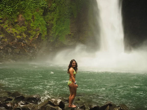 Costa Rica 'da ormanda yürüyüş yapan genç bir kadın.
