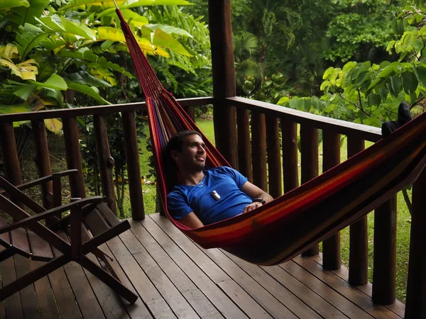 Kosta Rika ormanındaki hamakta genç bir adam.