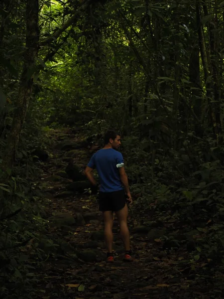 コスタリカのジャングルをハイキング中の若者は — ストック写真