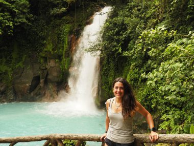 Rio Celeste şelalesinde genç bir kadın.
