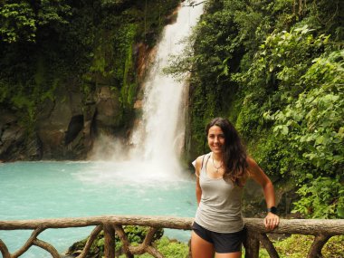 Rio Celeste şelalesinde genç bir kadın.