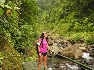 Costa Rica 'da ormanda yürüyüş yapan genç bir kadın.