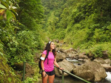 Costa Rica 'da ormanda yürüyüş yapan genç bir kadın.
