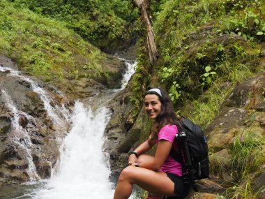 Costa Rica 'da ormanda yürüyüş yapan genç bir kadın.