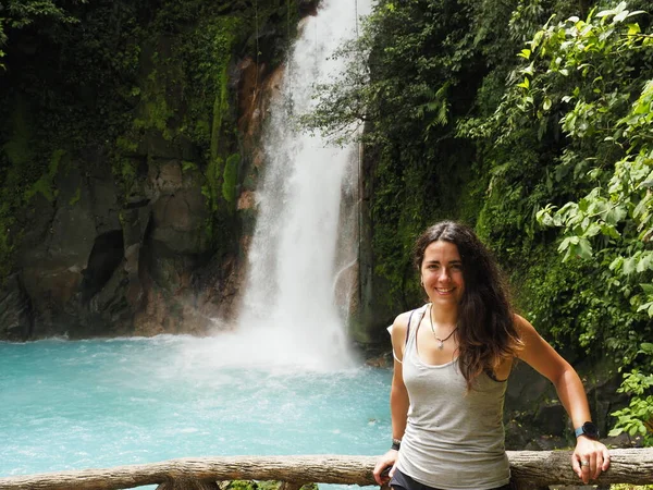 Rio Celeste şelalesinde genç bir kadın.