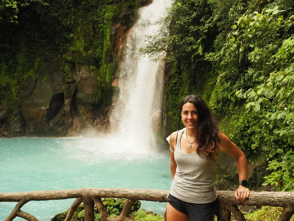 Rio Celeste şelalesinde genç bir kadın.