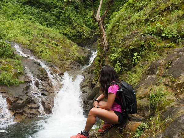 Junge Frau Wandert Dschungel Von Costa Rica — Stockfoto