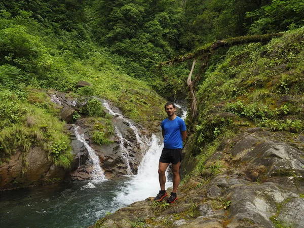 Kosta Rika 'da ormanda yürüyüş yapan genç adam.