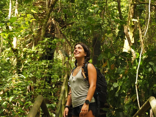 KOSTA RICA 'DA MANUEL ANTONIO Ulusal Parkı' nda yürüyüş yapan genç bir kadın.