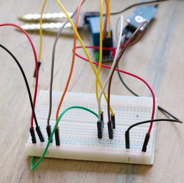 Çeşitli renklerde kabloları olan elektronik iletişim panosu