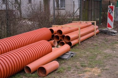 Bir yığın plastik su borusu. 