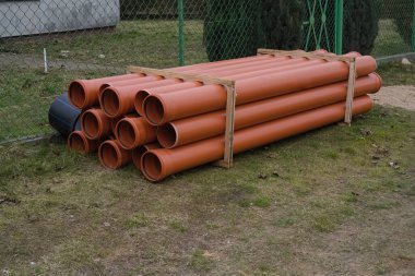 Bir yığın plastik su borusu. 