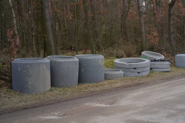 Ormandaki yolda beton kanalizasyon var. 
