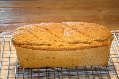 Masada taze ev yapımı ekmek. 