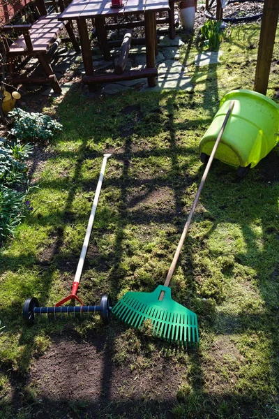 Trädgårdsredskap Vid Avlägsnande Mossa Från Gräsmattan — Stockfoto