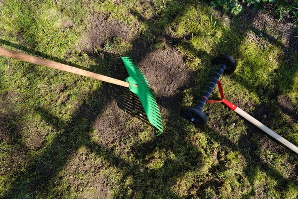 Attrezzi Giardino Quando Rimuove Muschio Dal Prato — Foto Stock