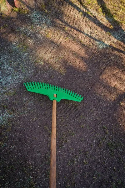 Raking Fűmag Tavasszal Kertben — Stock Fotó