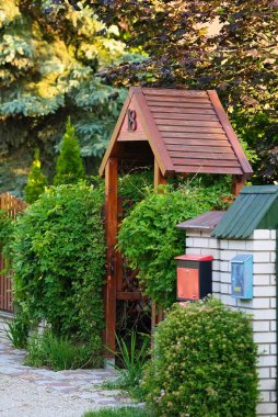 Eski bir kulübe şeklinde ahşap bir kapı.