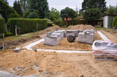 Kırsalda bir ev inşaatı