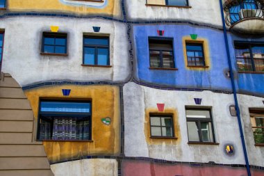 Viyana, Avusturya, 25 Temmuz 2021. Bu renkli bina Friedensreich Hundertwasser tarafından yapılmış ve mimarı Joseph Krawina tarafından çizilmiş..