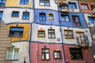 Viyana, Avusturya, 25 Temmuz 2021. Bu renkli bina Friedensreich Hundertwasser tarafından yapılmış ve mimarı Joseph Krawina tarafından çizilmiş..