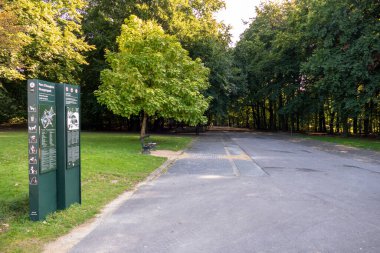 Brüksel, Belçika, 9 Ekim 2021. Osseghem Parkı Brüksel 'de bir orman parkı..