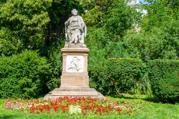 Viyana, Avusturya, 21 Temmuz 2021. Stadtpark 'ta Franz Schubert' e adanmış anıt