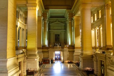 Brüksel, Belçika, 5 Kasım 2021. Brüksel 'deki Palais de Justice, Brüksel' in en büyük meydanı olan Poelaert Meydanı 'nda yer alan Greko-Romen esinlenerek yapılmış heybetli bir binadır..